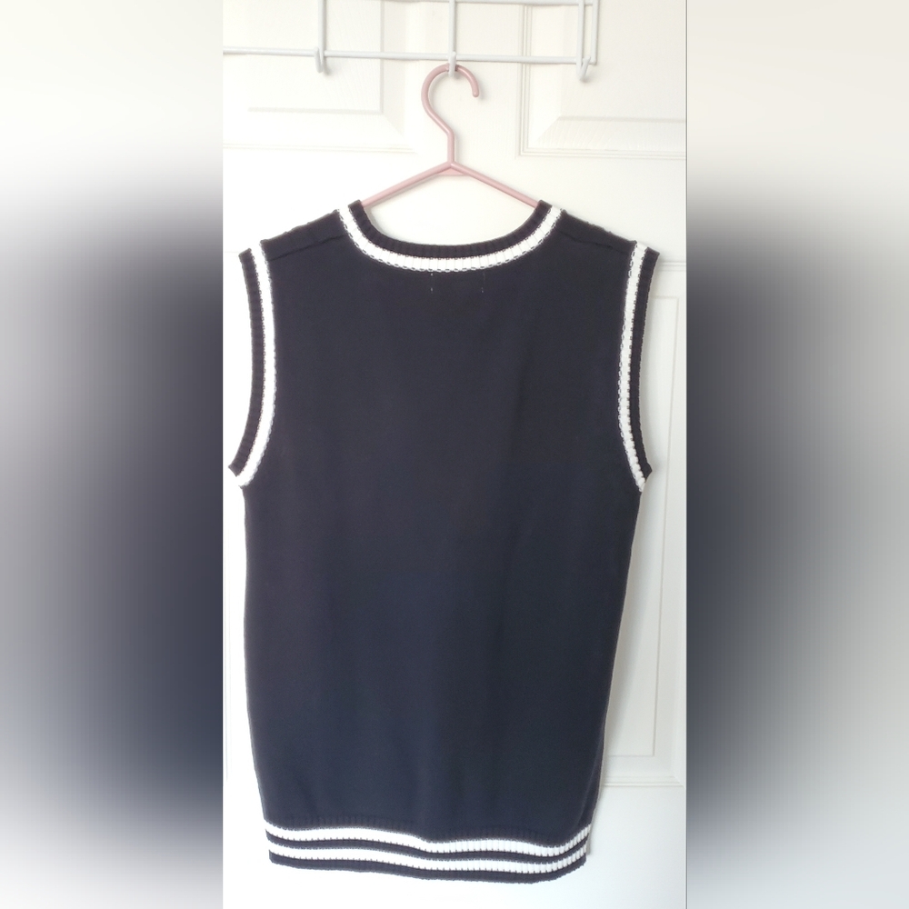 Black Sleeveless V-Neck Sweater Vest - Picture 3 of 4